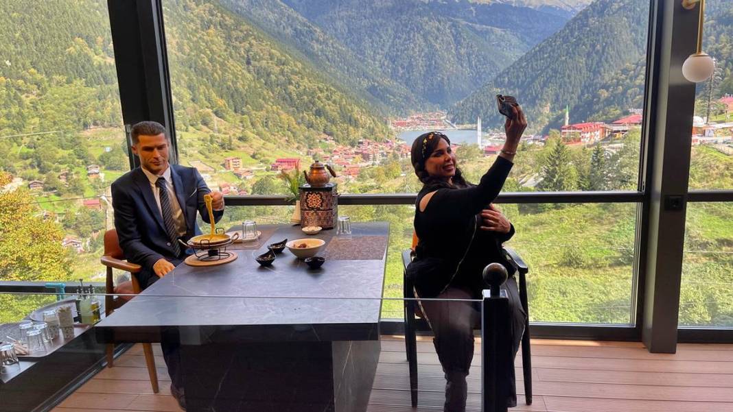 Uzungöl'de Ronaldo sürprizi: Kuymak yiyip çay içti! Görenler şaştı kaldı, fotoğraf çektirdi 2